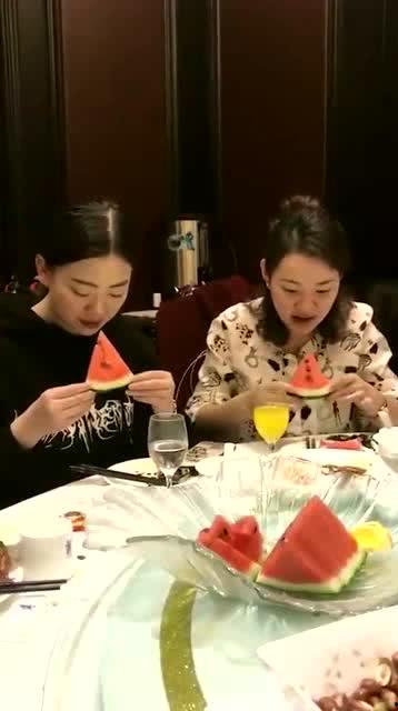 朋友吃瓜 嘴巴疼,揭秘朋友间的“甜蜜”误会