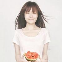 女生夏日吃瓜头像,瓜果飘香——女生吃瓜头像里的夏日风情