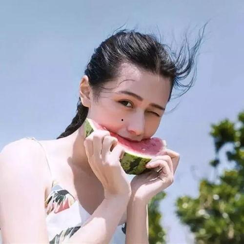 女生夏日吃瓜头像,瓜果飘香——女生吃瓜头像里的夏日风情