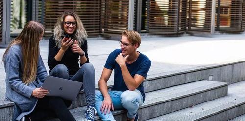 人类吃瓜的天性,揭秘人类“吃瓜”背后的心理奥秘