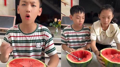 父亲带孩子吃瓜,温馨瞬间记录父亲带孩子共享夏日清凉