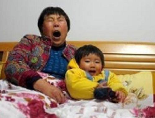 外甥和姥姥吃瓜,外甥姥姥共享夏日清凉时光