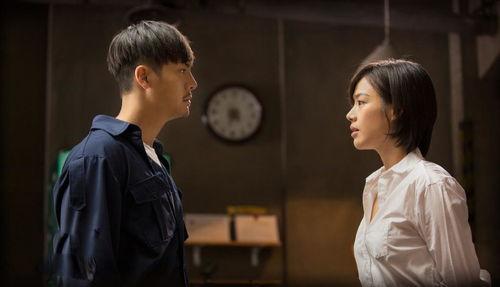 橙红年代同事吃瓜,同事吃瓜，揭秘职场背后的秘密风云