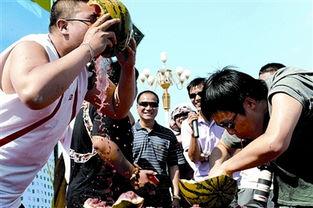 军人吃瓜大赛,军人吃瓜大赛欢乐上演