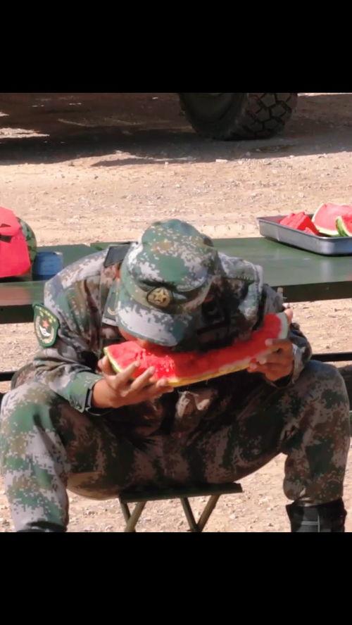 军人吃瓜大赛,军人吃瓜大赛欢乐上演