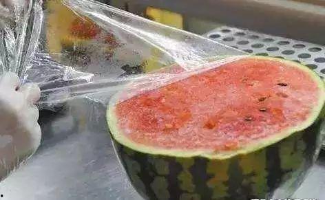 男子吃瓜反被吃瓜,男子意外成为网络笑柄