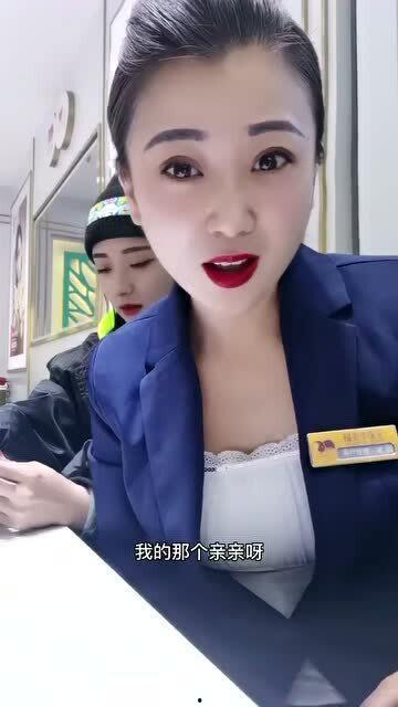 姐妹成对快乐加倍吃瓜,一起吃瓜，共享欢乐时光