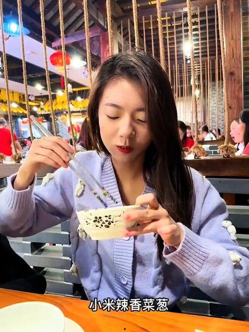 姐妹成对快乐加倍吃瓜,一起吃瓜，共享欢乐时光